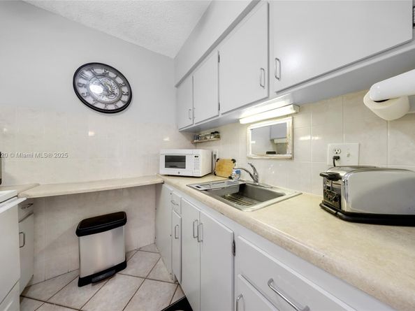 900 SW 10th Ter 14S, Hallandale Beach FL 33009