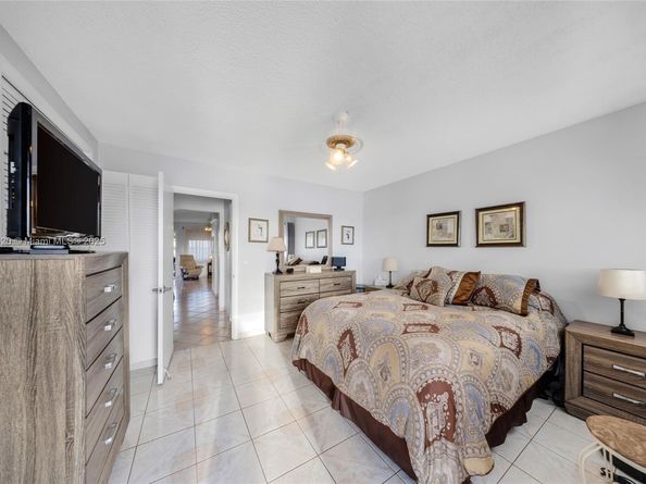 900 SW 10th Ter 14S, Hallandale Beach FL 33009