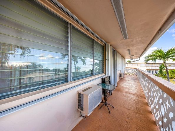 900 SW 10th Ter 14S, Hallandale Beach FL 33009