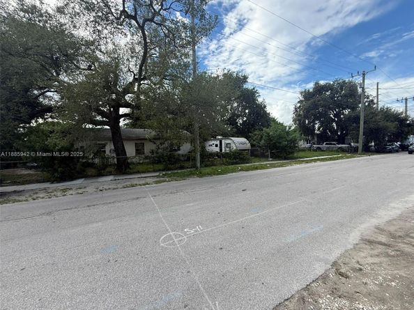 605 NW 65th St, Miami FL 33150