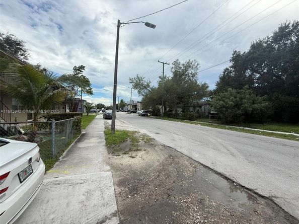 605 NW 65th St, Miami FL 33150