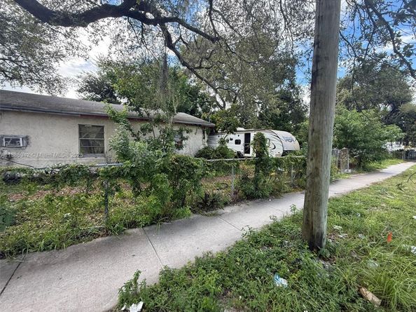 605 NW 65th St, Miami FL 33150