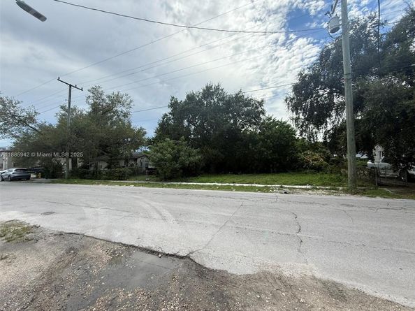 605 NW 65th St, Miami FL 33150