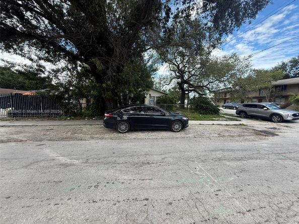 605 NW 65th St, Miami FL 33150