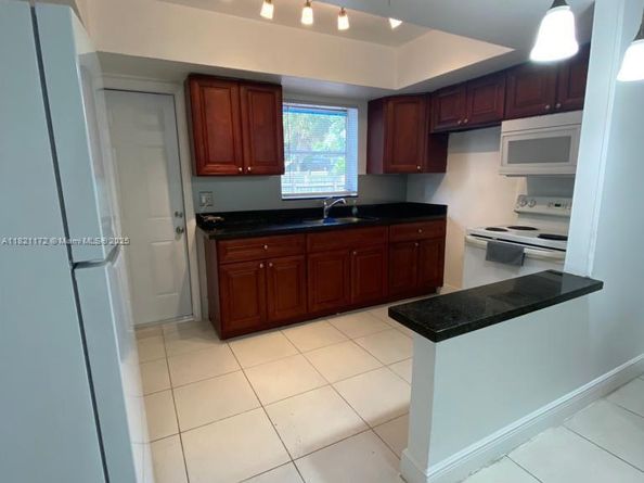 4290 NW 21st Ave, Oakland Park FL 33309