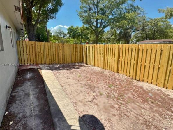 4290 NW 21st Ave, Oakland Park FL 33309