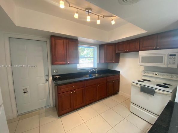 4290 NW 21st Ave, Oakland Park FL 33309