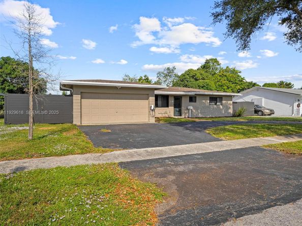 4461 NW 6th St, Plantation FL 33317