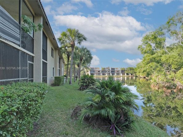 302 Lakeview Dr 105, Weston FL 33326