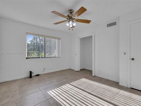 302 Lakeview Dr 105, Weston FL 33326