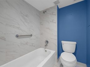 302 Lakeview Dr 105, Weston FL 33326