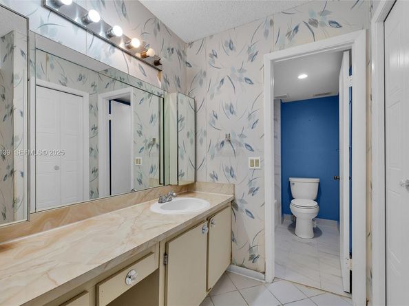 302 Lakeview Dr 105, Weston FL 33326