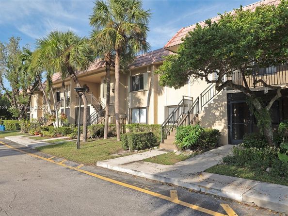 302 Lakeview Dr 105, Weston FL 33326