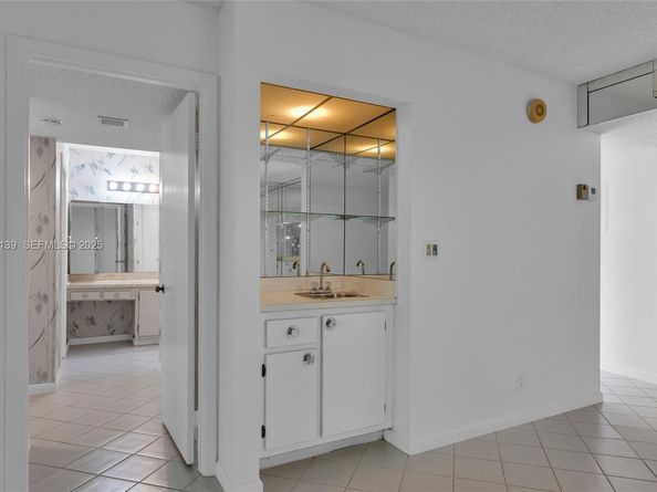 302 Lakeview Dr 105, Weston FL 33326