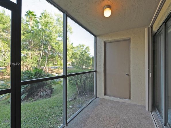 302 Lakeview Dr 105, Weston FL 33326