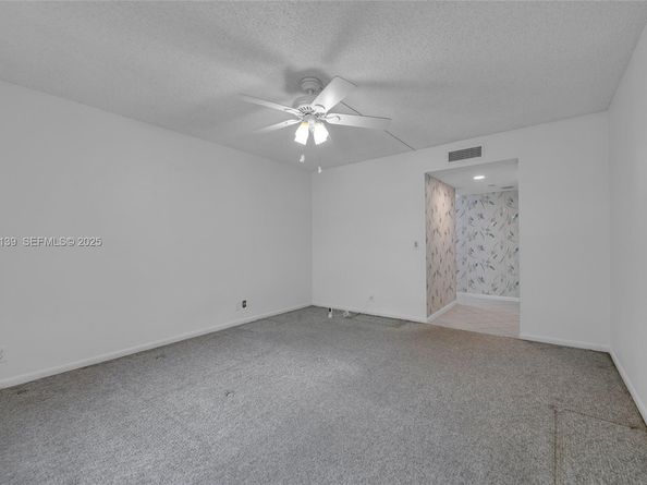 302 Lakeview Dr 105, Weston FL 33326