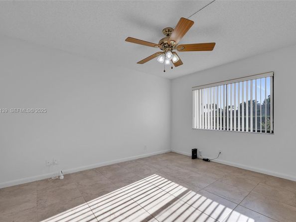 302 Lakeview Dr 105, Weston FL 33326