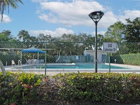 302 Lakeview Dr 105, Weston FL 33326