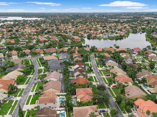 19313 NW 11th St, Pembroke Pines FL 33029
