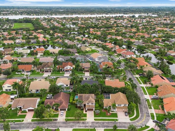 19313 NW 11th St, Pembroke Pines FL 33029