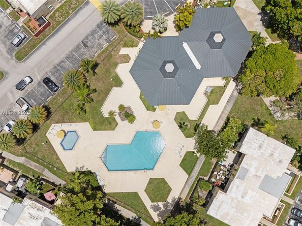 8713 SW 137th Ave 8713, Miami FL 33183