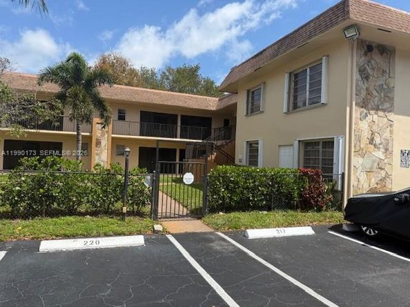 421 NE 1st St 219, Hallandale Beach FL 33009