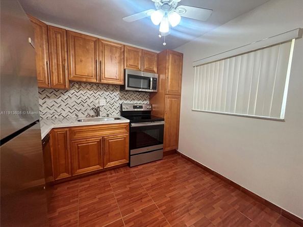 1080 Del Lago Cir 202, Sunrise FL 33313