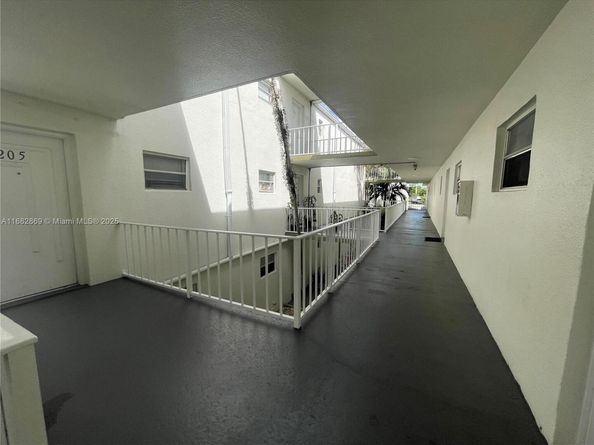 4255 N University Dr 201, Sunrise FL 33351