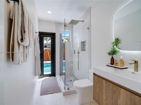 8910 SW 160th St, Palmetto Bay FL 33157