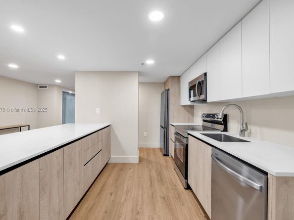 5445 Collins Ave M9 M10 M11 M12, Miami Beach FL 33140