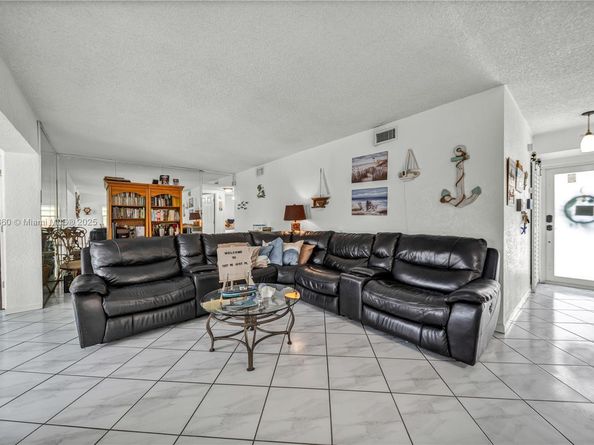 1317 W 61st Pl, Hialeah FL 33012