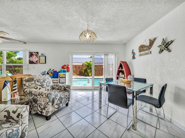 1317 W 61st Pl, Hialeah FL 33012