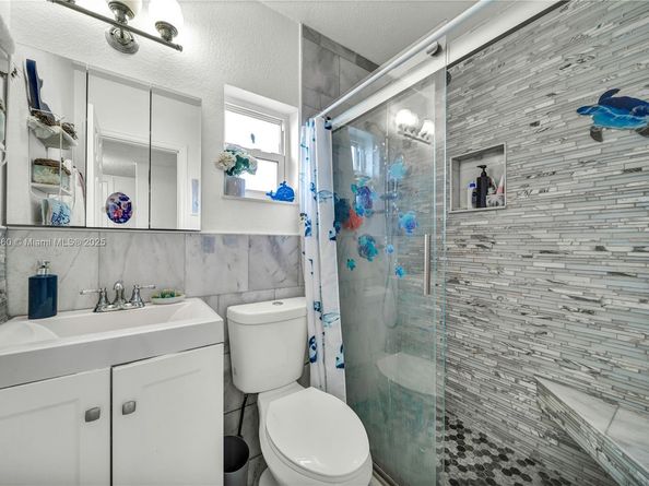 1317 W 61st Pl, Hialeah FL 33012