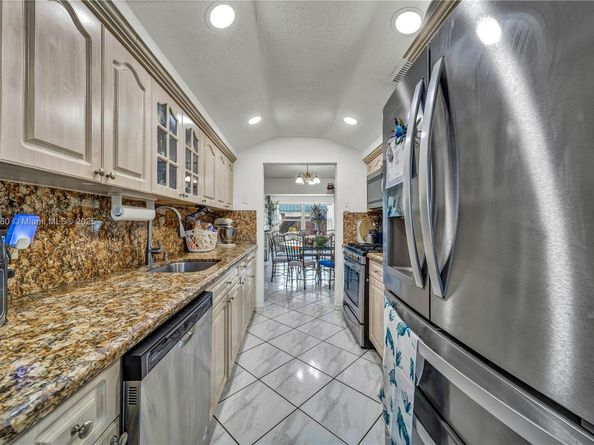 1317 W 61st Pl, Hialeah FL 33012