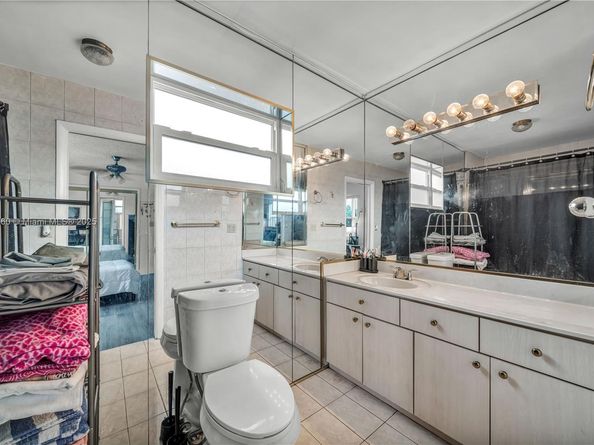 1317 W 61st Pl, Hialeah FL 33012