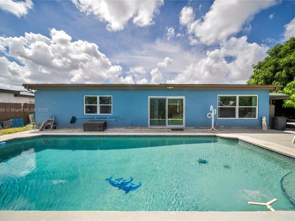 1317 W 61st Pl, Hialeah FL 33012