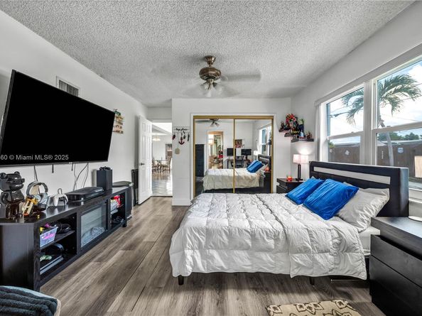 1317 W 61st Pl, Hialeah FL 33012