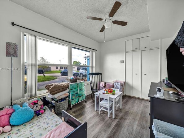 1317 W 61st Pl, Hialeah FL 33012