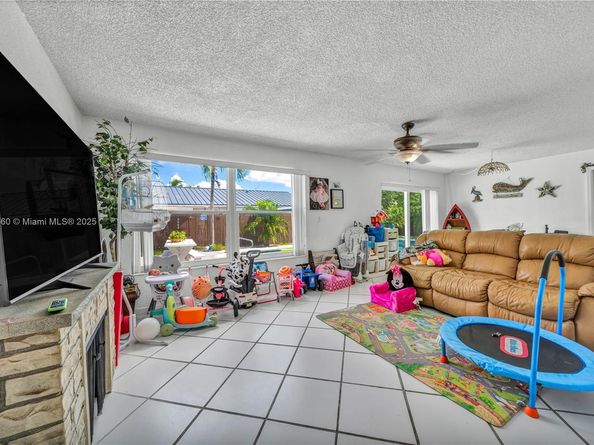 1317 W 61st Pl, Hialeah FL 33012