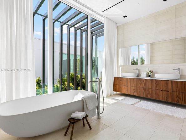 1081 W 48th St N01, Miami Beach FL 33140