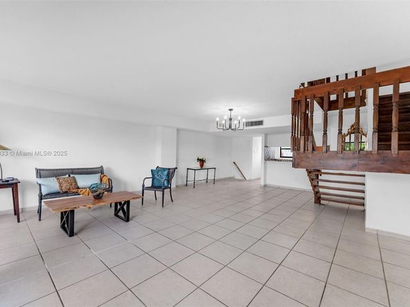 10003 NW 9th St Cir 817, Miami FL 33172