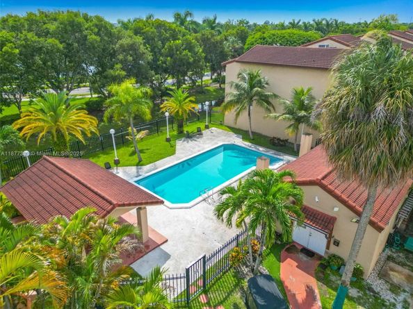 10003 NW 9th St Cir 817, Miami FL 33172
