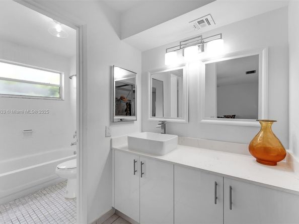 10003 NW 9th St Cir 817, Miami FL 33172