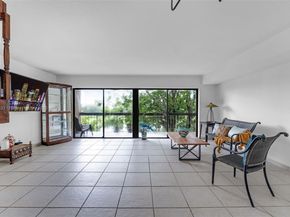 10003 NW 9th St Cir 817, Miami FL 33172