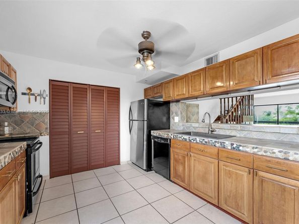 10003 NW 9th St Cir 817, Miami FL 33172