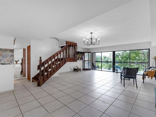 10003 NW 9th St Cir 817, Miami FL 33172