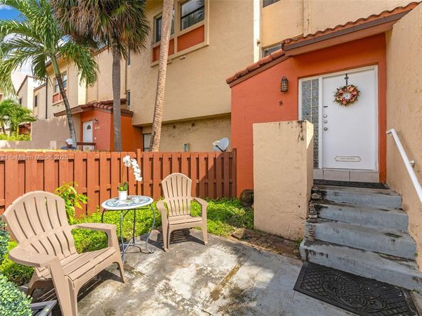 10003 NW 9th St Cir 817, Miami FL 33172
