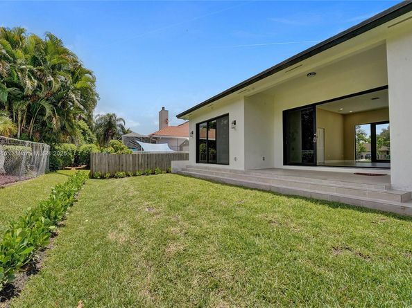 12061 NW 26th St, Plantation FL 33323
