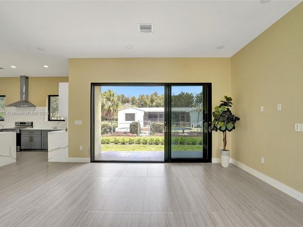 12061 NW 26th St, Plantation FL 33323