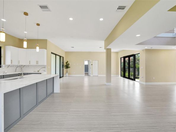 12061 NW 26th St, Plantation FL 33323